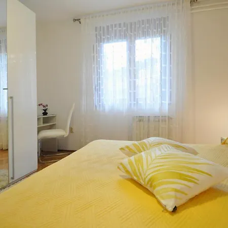 Lory Apartment *