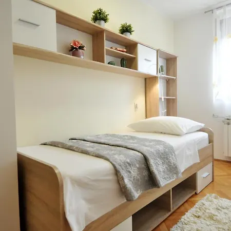 Lory Apartment *